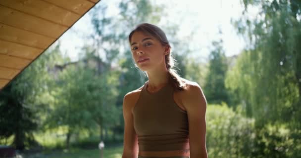 Una Chica Rubia Con Una Camiseta Marrón Claro Sienta Sobre — Vídeo de stock