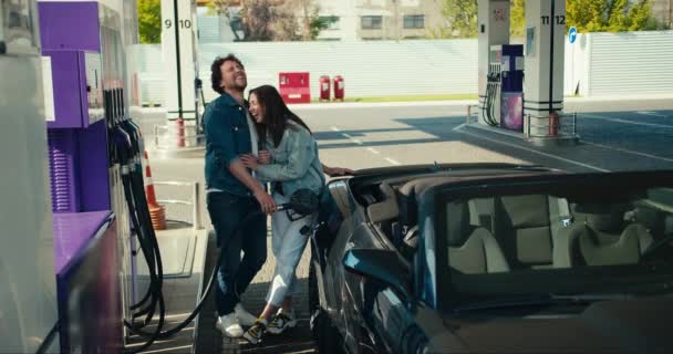 Glückliches Paar Der Tankstelle Ein Mann Und Ein Mädchen Jeansjacken — Stockvideo