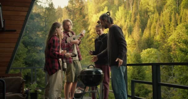 Gruppo Amici Cucinano Cibo Alla Griglia Ascoltano Chitarra Picnic Barbecue — Video Stock