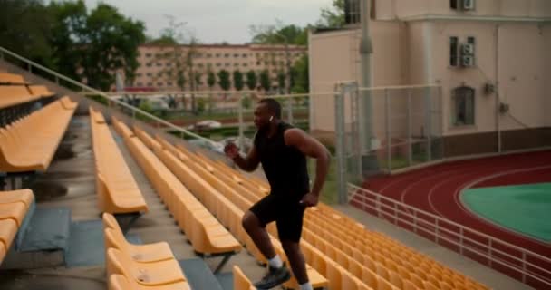 Ein Schwarzer Athlet Schwarzen Sportsommer Rennt Schritttempo Die Treppe Des — Stockvideo