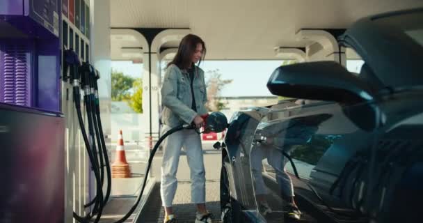 Koyu Gri Üstü Açık Arabasına Yakıt Dolduran Mutlu Esmer Bir — Stok video