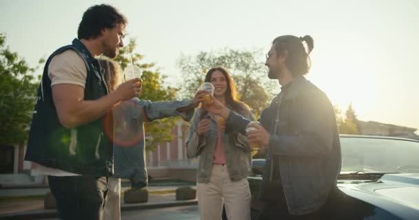 Eine Gruppe Junger Leute Jeansjacken Steht Einem Sonnigen Abend Auf — Stockvideo