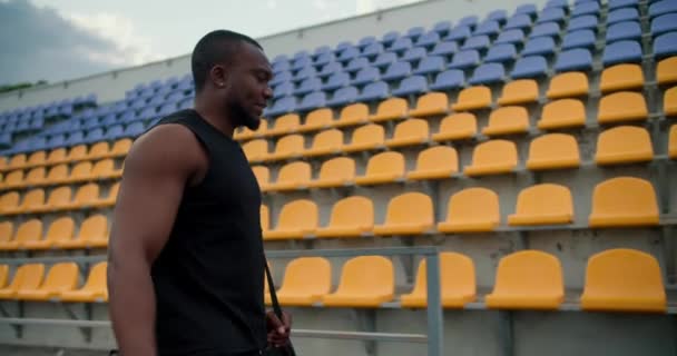 Color Negro Atleta Piel Jersey Negro Camina Por Estadio Con — Vídeo de stock