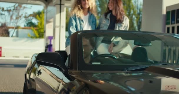 Facet Dwie Dziewczyny Przyjechali Szarym Kabrioletem Stacji Benzynowej Facet Wstaje — Wideo stockowe