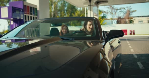 Tři Přátelé Přišli Benzínku Naplnit Nádrž Šedého Kabrioletu Ten Chlap — Stock video
