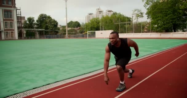 Athletic Man Black Skin Black Sports Uniform Starts His Run — Stock Video