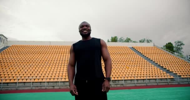 Seorang Pria Kulit Hitam Berpose Seragam Olahraga Hitam Dan Menggunakan — Stok Video