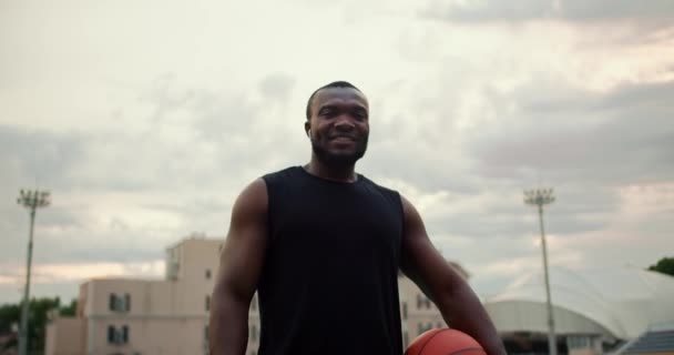 Elinde Basketbol Topu Olan Siyah Tişörtlü Bir Adam Gri Gökyüzüne — Stok video