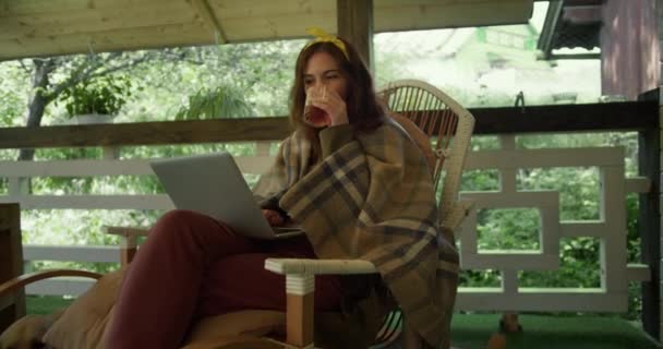 Uma Menina Morena Senta Uma Poltrona Uma Xadrez Com Chá — Vídeo de Stock