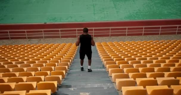 Uomo Atletico Abbigliamento Sportivo Nero Corre Giù Scale Dello Stadio — Video Stock