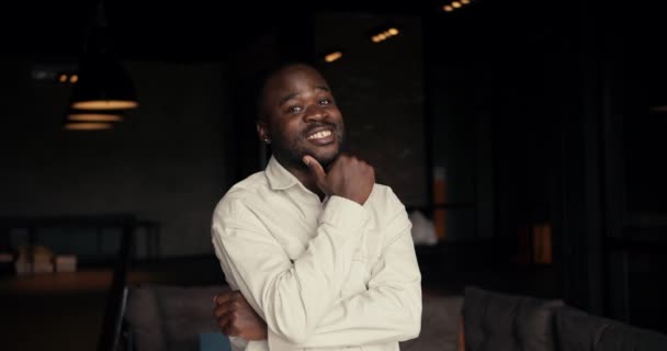 Onnellisen Mustaihoisen Liikemiehen Muotokuva Valkoisessa Paidassa Joka Seisoo Ullakkohuoneen Taustalla — kuvapankkivideo