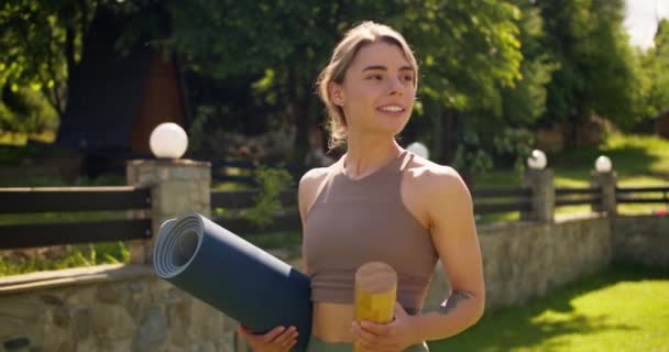 Blonde Girl Summer Sportswear Walks Green Lawn Prepares Yoga Girl — Vídeos de Stock