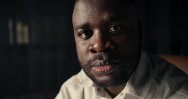 Kameraya Bakıp Gülümsemeyen Beyaz Gömlekli Siyah Tenli Bir Adamın Yakın — Stok video