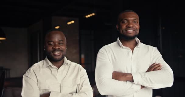 Twee Zakenmannen Van Zwarte Huidskleur Witte Shirts Staan Glimlachen Kruisten — Stockvideo