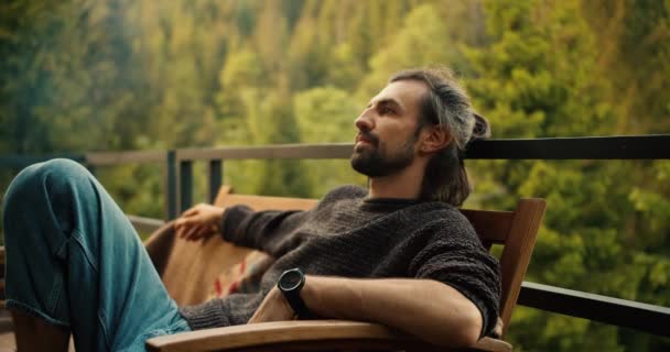 Tânăr Brunetă Odihnește Stând Canapea Fundalul Munților Pădurii Conifere — Videoclip de stoc