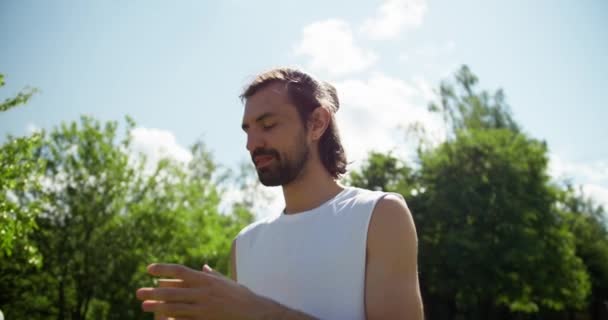 Sebuah Ikhtisar Dari Seorang Pria Berambut Cokelat Shirt Putih Yang — Stok Video