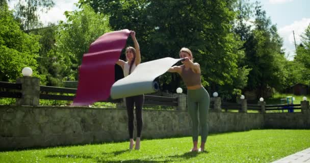 Blonde Mädchen Einer Speziellen Sommersportuniform Legen Spezielle Yogamatten Aus Und — Stockvideo