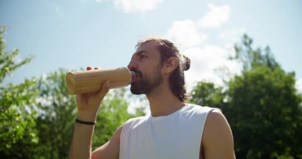 Een Brunette Een Wit Shirt Drinkt Water Uit Een Speciale — Stockvideo