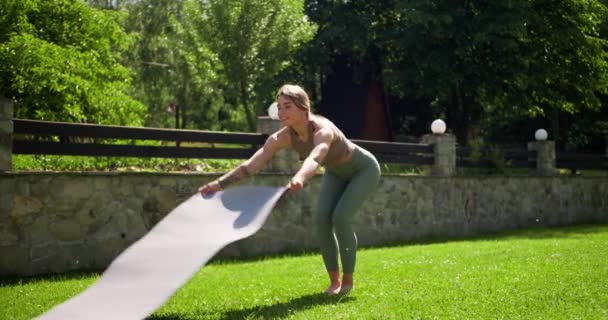 Ein Blondes Mädchen Einer Speziellen Sommeruniform Breitet Eine Spezielle Graue — Stockvideo