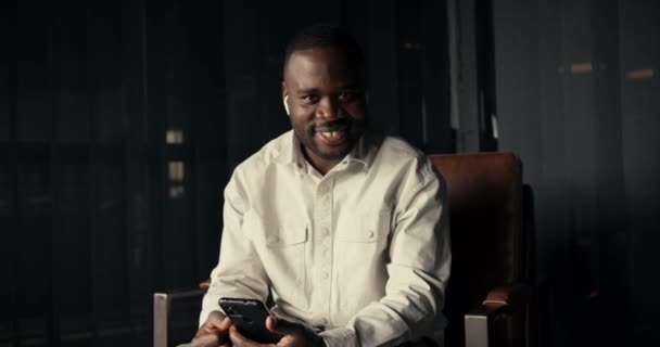 Boldog Ember Fekete Bőrrel Fehér Ingben Vezeték Nélküli Fejhallgatóval Zenét — Stock videók
