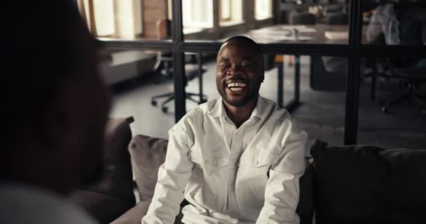 Vista Primera Persona Conversación Dos Alegres Felices Trabajadores Oficina Negro — Vídeos de Stock