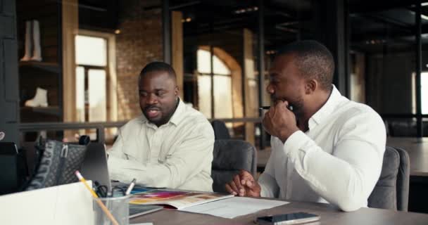 Deux Hommes Affaires Créateurs Peau Noire Chemises Blanches Discutent Style — Video