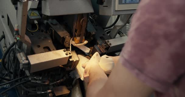 在鞋厂的特殊机器上手工生产鞋子的特写镜头 男工在专门生产鞋子的机器上工作 — 图库视频影像