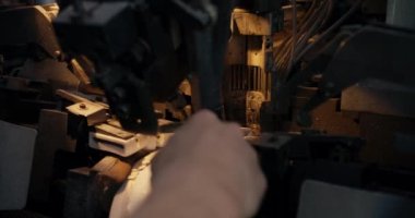 Özel bir makinede elle üretilen ayakkabılar hakkında yakın çekim. Özel bir mekanizma efendinin ayakkabı yapmasına yardımcı olur..