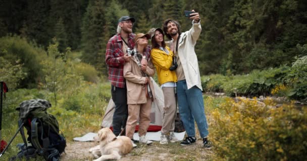 特別なハイキング服の幸せな観光客のグループは 緑の森の背景に対してセルフィーを取ります アクティブなライフスタイル ウォーキング ハイキング イベントの記憶としてのセルフィー — ストック動画