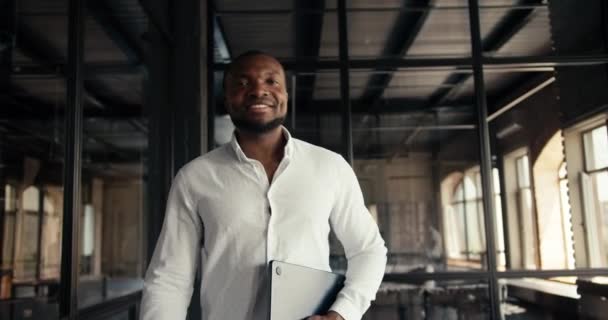 Man Black Skin White Shirt Walks Office Laptop His Hands — Videoclip de stoc
