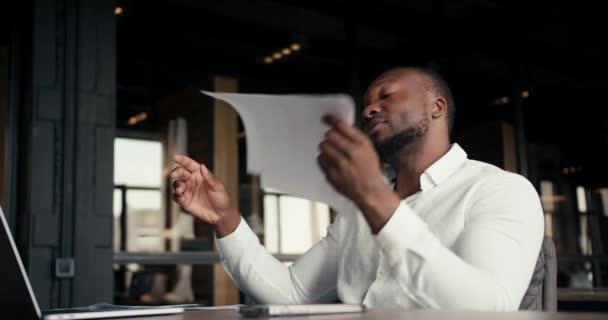Чоловік Чорний Офісний Працівник Білій Сорочці Дивиться Через Папери Кидає — стокове відео