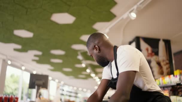 Siyah Önlüklü Siyah Derili Bir Adam Süpermarket Tezgahındaki Özel Kutularda — Stok video