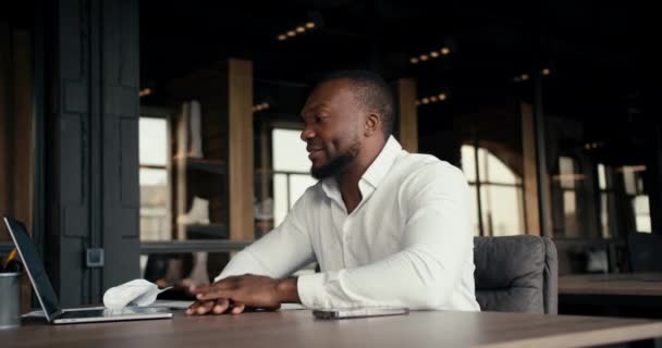 白いシャツを着た黒人の男が オフィスの机で 問題を解決できない 職場における保存と挫折 — ストック動画