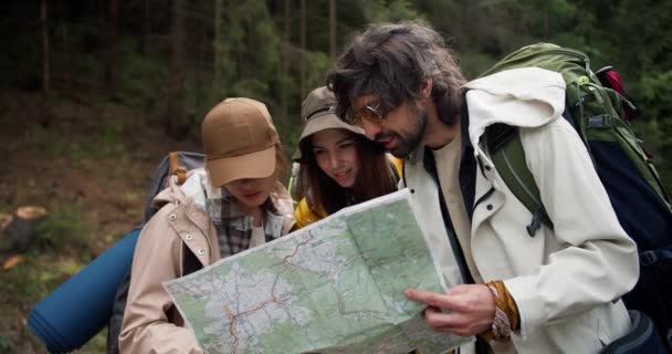 Trio Escursionisti Abbigliamento Trekking Con Grandi Zaini Osserva Loro Percorso — Video Stock