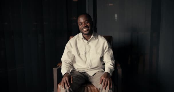 Портрет Человека Черным Цветом Кожи Белой Рубашке Сидит Коричневом Стуле — стоковое видео