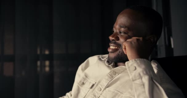 Vue Panoramique Homme Affaires Homme Peau Noire Heureux Confiant Dans — Video