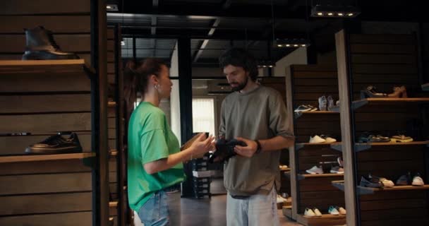 Man Businessman Woman Green Shirt Shoe Designer Communicate New Shoe — стоковое видео