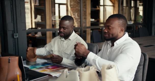 Два Чернокожих Человека Белых Рубашках Менеджер Обувной Фабрики Дизайнер Обуви — стоковое видео