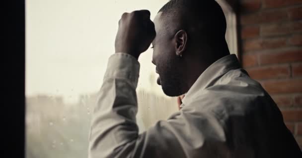 Beyaz Gömlekli Siyah Bir Adam Pencereden Dışarı Bakar Arkasında Yağmur — Stok video