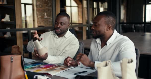 Два Чернокожих Бизнесмена Белых Рубашках Обсуждают Подошву Новой Обуви Офисе — стоковое видео