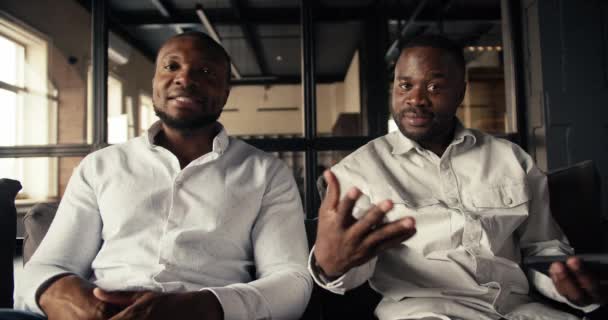 Відеоконференція Двох Бізнесменів Чорному Кольорі Шкіри Білих Сорочках Які Розповідають — стокове відео
