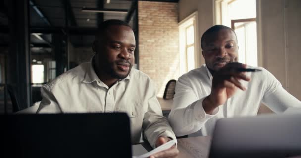 Twee Kantoormedewerkers Met Zwarte Huidskleur Witte Kleding Productie Shirts Bespreken — Stockvideo