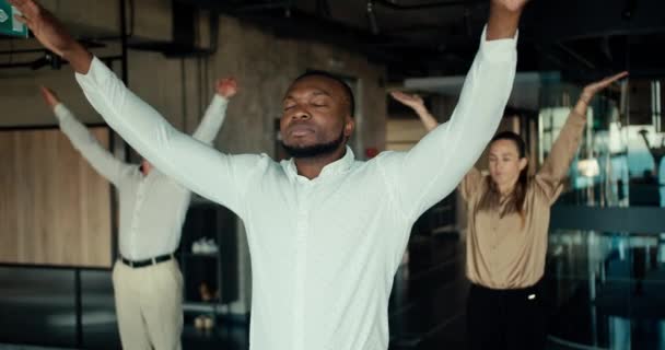 Hombre Negocios Negro Con Una Camisa Blanca Está Haciendo Yoga — Vídeo de stock