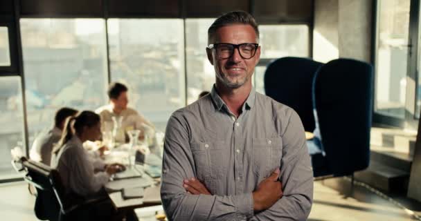 Empresário Meia Idade Bem Sucedido Óculos Uma Camisa Azul Dobrou — Vídeo de Stock