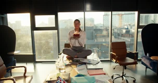 Beyaz Gömlekli Bir Kız Panoramik Pencereli Güneşli Bir Ofiste Masaya — Stok video