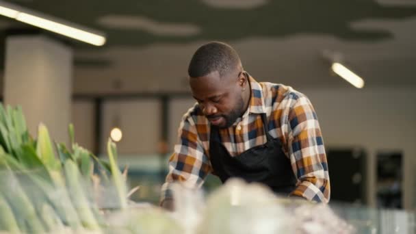 Ekose Gömlekli Siyah Önlüklü Bir Adamın Portresi Süpermarket Tezgahında Sebzeleri — Stok video