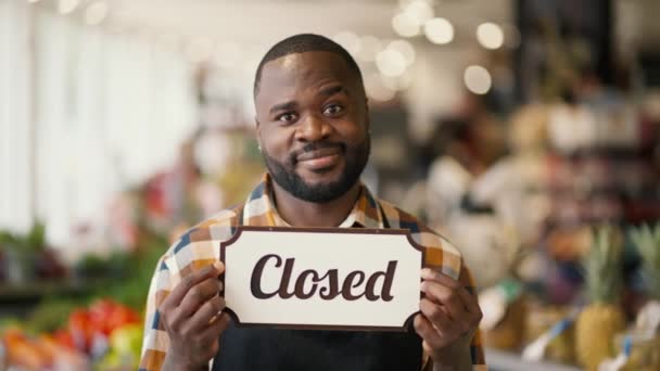 Portrait Black Skinned Man Checkered Shirt Black Apron Holding Sign — Stock Video
