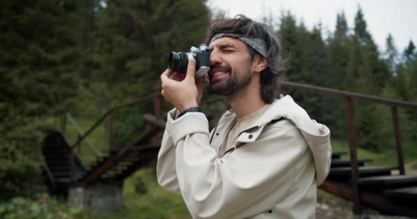 Retrato Turista Morena Cara Que Fotografa Uma Vista Floresta Verde — Vídeo de Stock