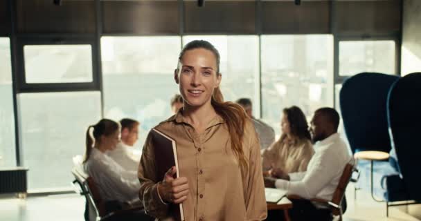 Selbstbewusstes Glückliches Mädchen Business Bürokleidung Ein Tablet Der Hand Lächelnd — Stockvideo