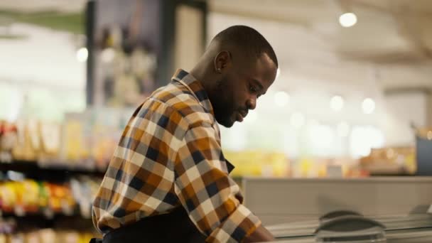 Ein Mann Mit Schwarzer Hautfarbe Karierten Hemd Inspiziert Kühlschränke Einem — Stockvideo